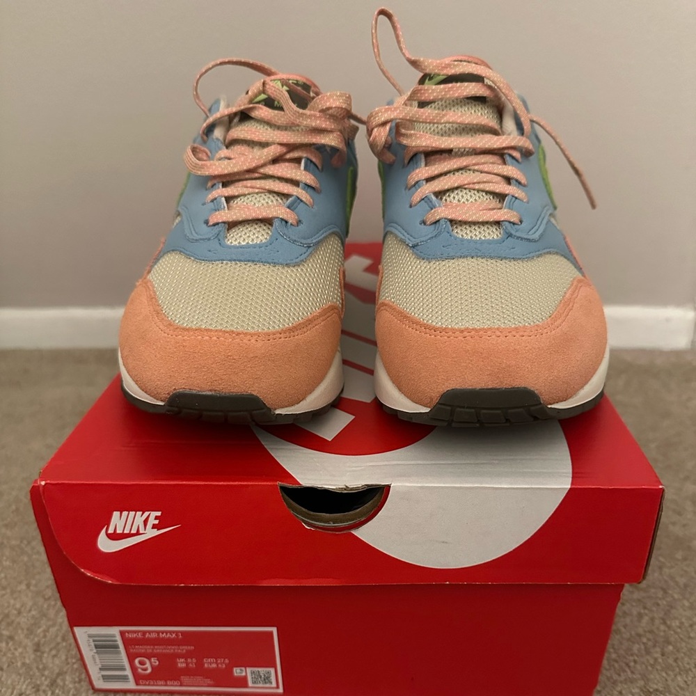 Nike Blue and Pink Sneakers Retro-Inspired Design